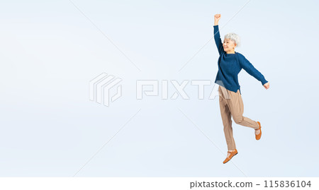 一位高級女子跳躍的全身照片 115836104