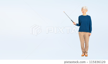 一位拿著指示棒的高級婦女的全身照片 115836120