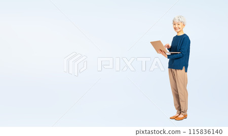 一位高級女性使用筆記型電腦的全身照片 115836140