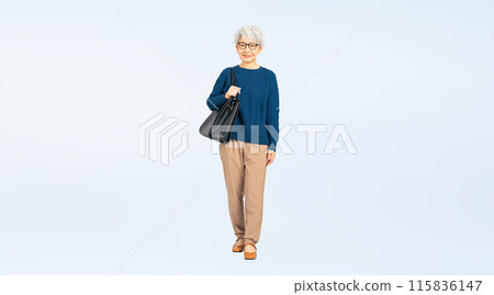 一位老年婦女背著包包走路的全身照片 一位老年婦女背著包包走路的全身照片 115836147