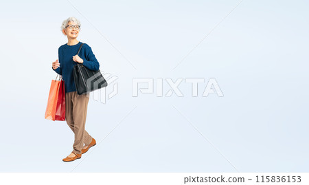 一位老年婦女提著購物袋行走的全身照片 115836153