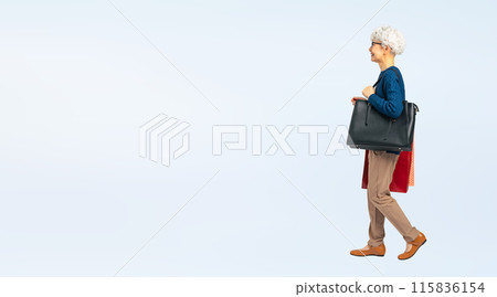 一位老年婦女提著購物袋行走的全身照片 一位老年婦女提著購物袋行走的全身照片 115836154