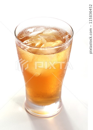 將冰茶倒入玻璃杯中 將冰茶倒入玻璃杯中 115836452