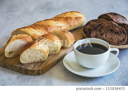 新鮮出爐的麵包和現煮的咖啡 115836455