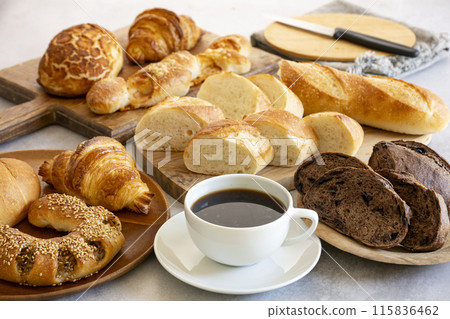 新鮮出爐的麵包和現煮的咖啡 新鮮出爐的麵包和現煮的咖啡 115836462
