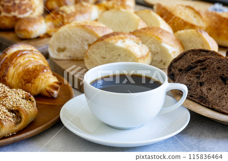 新鮮出爐的麵包和現煮的咖啡 新鮮出爐的麵包和現煮的咖啡 115836464