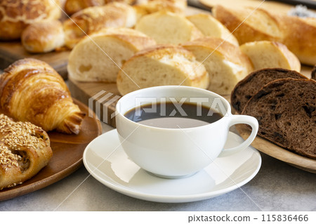新鮮出爐的麵包和現煮的咖啡 115836466