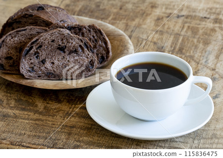 新鮮出爐的麵包和現煮的咖啡 新鮮出爐的麵包和現煮的咖啡 115836475
