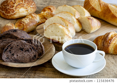 新鮮出爐的麵包和現煮的咖啡 115836476