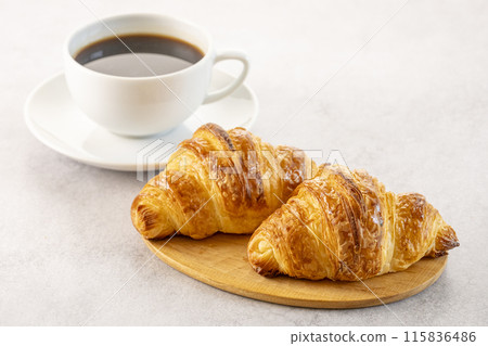 新鮮出爐的麵包和現煮的咖啡 115836486