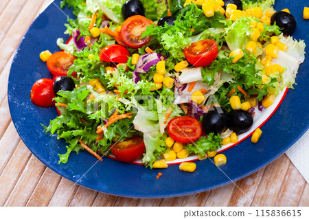 Mixed salad with corn, olives, cherry tomatoes and green lettuce 115836615