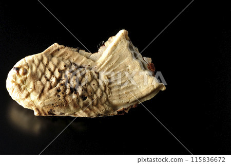 黑色背景下的薄皮鯛魚燒照片 115836672