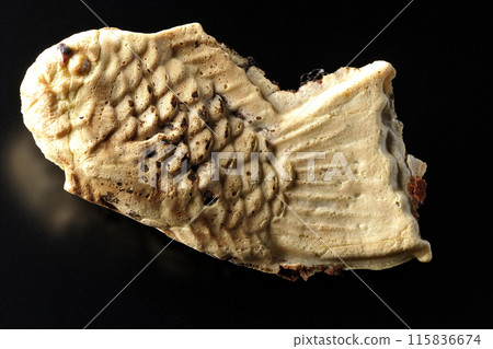 黑色背景下的薄皮鯛魚燒照片 115836674