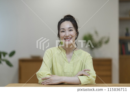 A woman in her mid-30s smiling at the camera 115836711