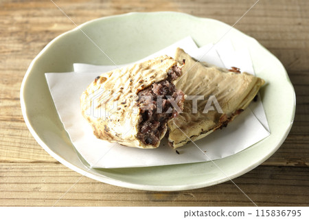 Thin-skinned taiyaki that can be broken open to reveal the inside Thin-skinned taiyaki that can be broken open to reveal the inside 115836795