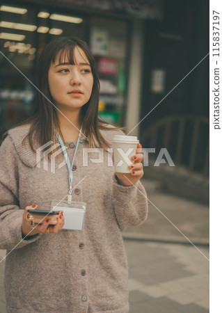 20多歲的辦公室女士午休時間外出 115837197
