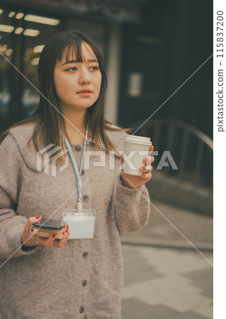 20多歲的辦公室女士午休時間外出 115837200