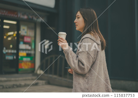 20多歲的辦公室女士午休時間外出 115837753