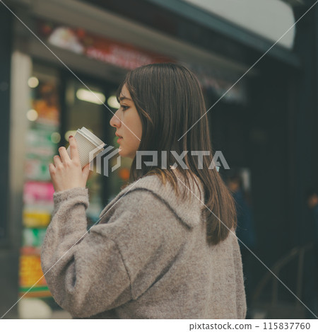 20多歲的辦公室女士午休時間外出 115837760