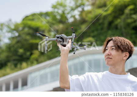 日本男子在陽光明媚的日子在戶外享受無人機攝影 | 無人機影像 115838126
