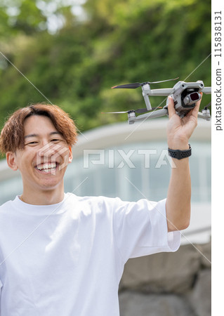 日本男子在陽光明媚的日子在戶外享受無人機攝影 | 無人機影像 115838131