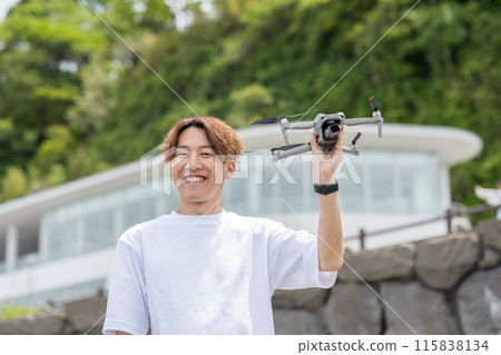 日本男子在陽光明媚的日子在戶外享受無人機攝影 | 無人機影像 115838134