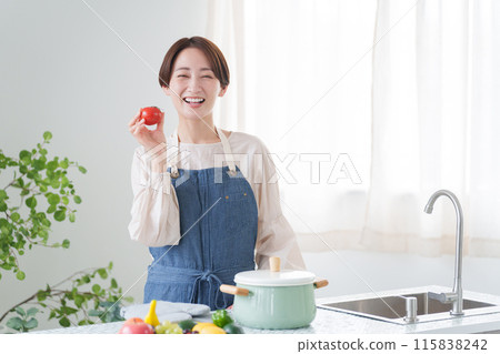 女人在廚房做飯（家事/家庭主婦/自己做飯） 115838242