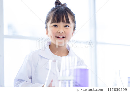 學習科學的小學女孩 學習科學的小學女孩 115839299
