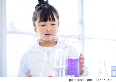 學習科學的小學女孩 學習科學的小學女孩 115839300