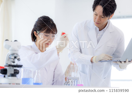 研究圖像 在實驗室工作的男性和女性 115839590