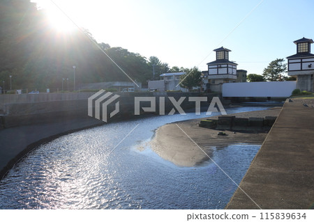 藍天、沼津運河、水門、流入大海的河流 藍天、沼津運河、水門、流入大海的河流 115839634
