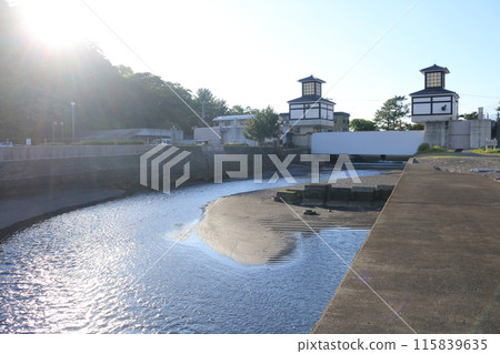 藍天、沼津運河、水門、流入大海的河流 藍天、沼津運河、水門、流入大海的河流 115839635