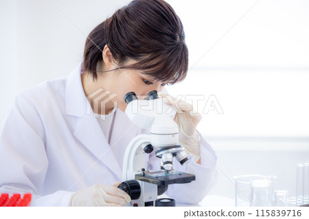 研究圖片：一名在實驗室工作的女性 115839716