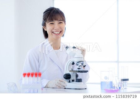 研究圖片：一名在實驗室工作的女性 115839719