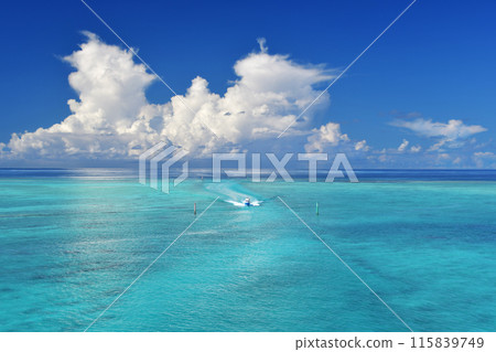 從池間大橋看到的仲夏雷雨雲和藍色大海上行駛的船隻 115839749