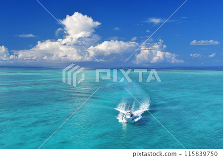 從池間大橋看到的仲夏雷雨雲和藍色大海上行駛的船隻 115839750