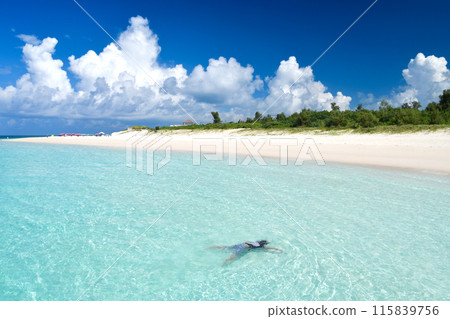 The clear waters of Yonaha Maehama Beach and midsummer cumulonimbus clouds 115839756