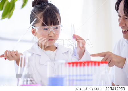 小學女孩和學習科學的老師 小學女孩和學習科學的老師 115839953