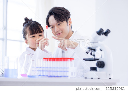 小學女孩和學習科學的老師 115839981