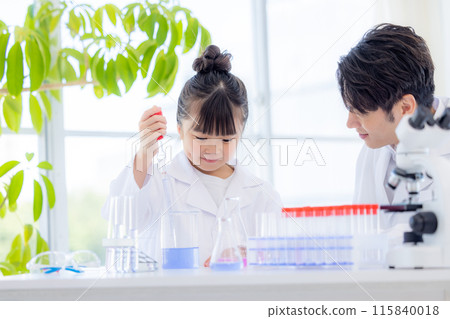 小學女孩和學習科學的老師 115840018