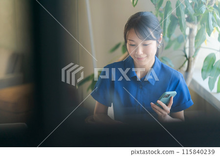 穿著馬球衫的女子在辦公室工作 115840239