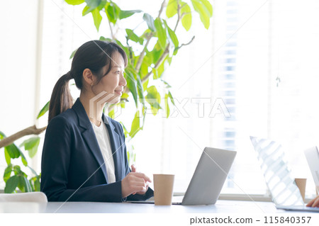 A woman meeting in the office 115840357