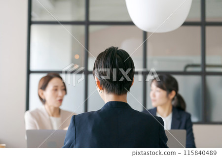 women having a meeting 115840489