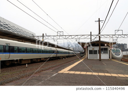 北陸本線特急雷鳥號、特急白鷺號在敦賀站停靠 115840496