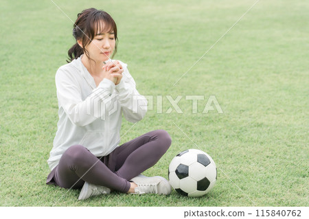 一位日本女性,她是一名足球迷和支持者,為日本國家隊歡呼,彷彿在祈禱 一位日本女性,她是一名足球迷和支持者,為日本國家隊歡呼,彷彿在祈禱 115840762