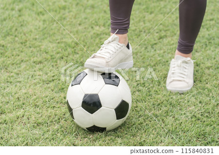 一名穿著制服在足球場上練習足球和五人制足球的日本女子 115840831