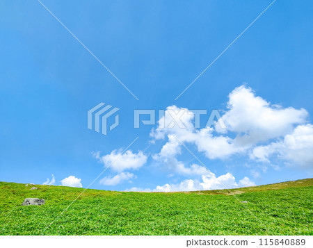 夏季清爽的高原風景（美原高原） 115840889