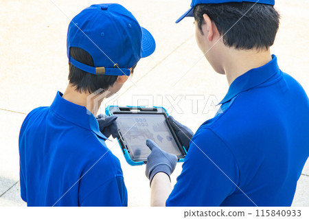 一名工人正在查看平板電腦並進行諮詢 115840933