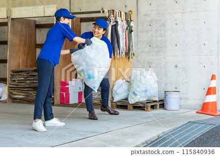 收集垃圾的工人 115840936