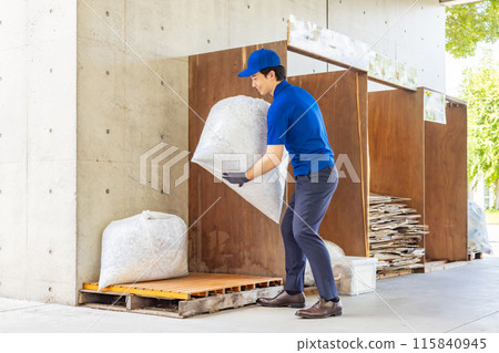 收集垃圾的工人 115840945